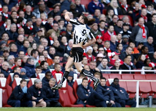  阿森纳防线失误连连遭纽卡斯尔三球痛击